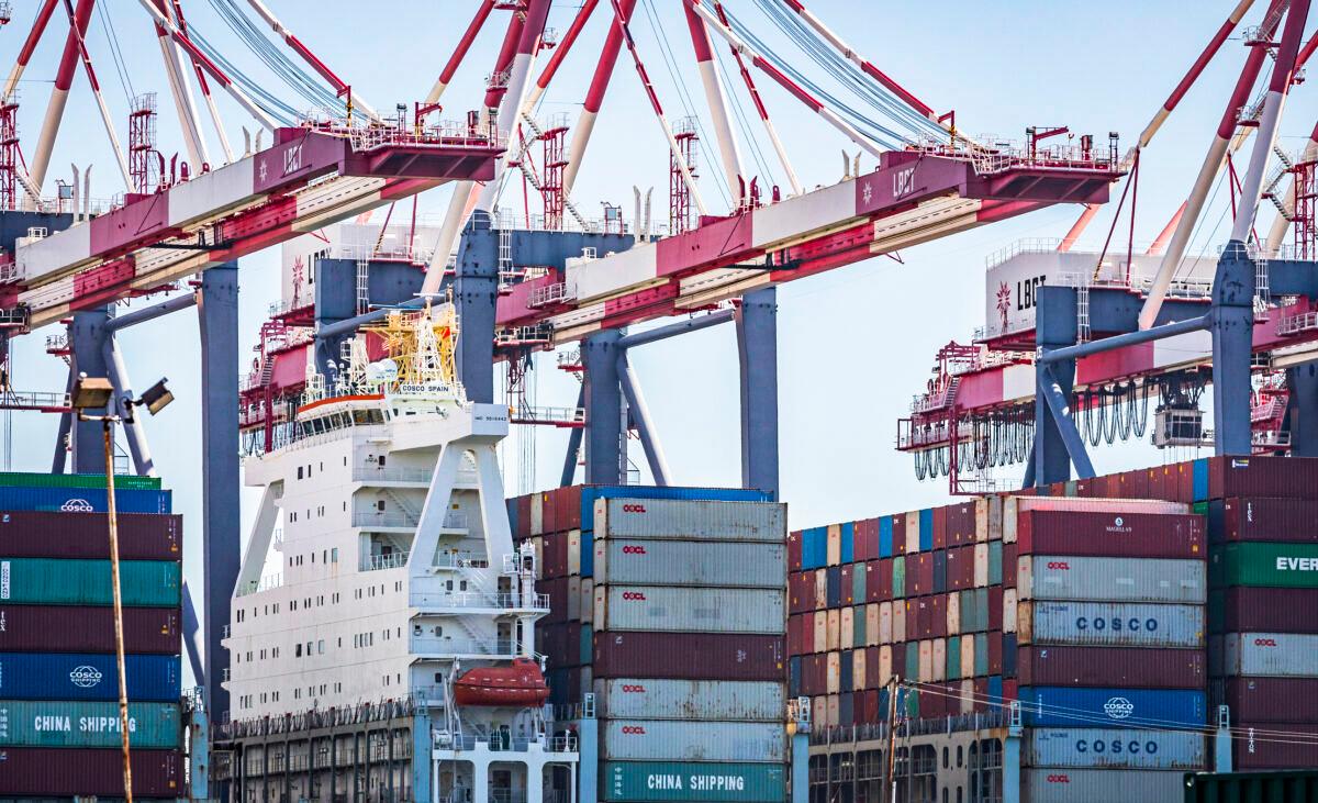 US Trade Deficit Widens with Record Imports