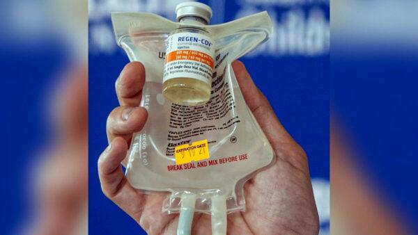 A Regeneron monoclonal antibody infusion bag is seen during a news conference in Fort Lauderdale, Fla, on Aug. 19, 2021. (Joe Cavaretta/South Florida Sun-Sentinel via AP)
