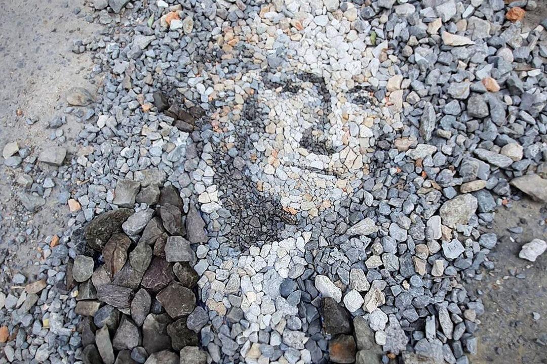 Land Artist ‘Paints With Pebbles’ to Make Masterpiece Portraits and Lifelike Faces in Jungles of Thailand
