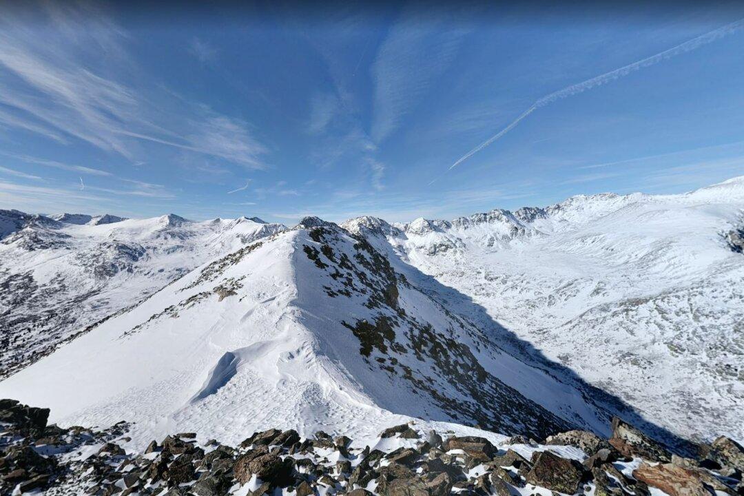 Avalanche in Colorado Mountains Kills 2 Snowshoers and Dog