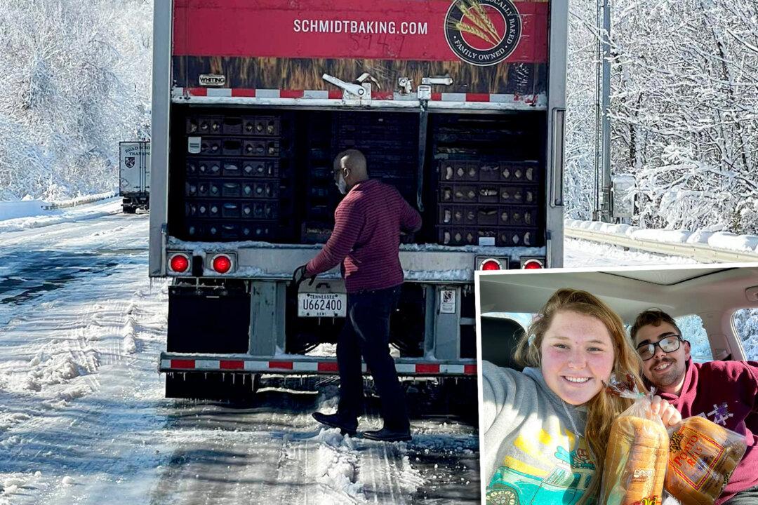 Bakery Truck Driver Hands Out Loaves of Bread to Motorists Stuck on Highway During Snowstorm