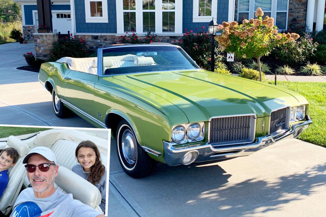 Man Tracks Down His Late Mother’s Car From 1971 and Buys It, Finds Her Sunglasses Inside