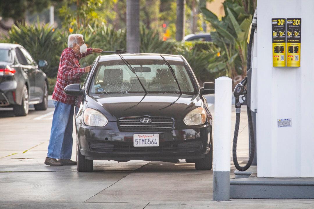 US Gas Prices Remain at High Levels Buoyed by Global Tensions