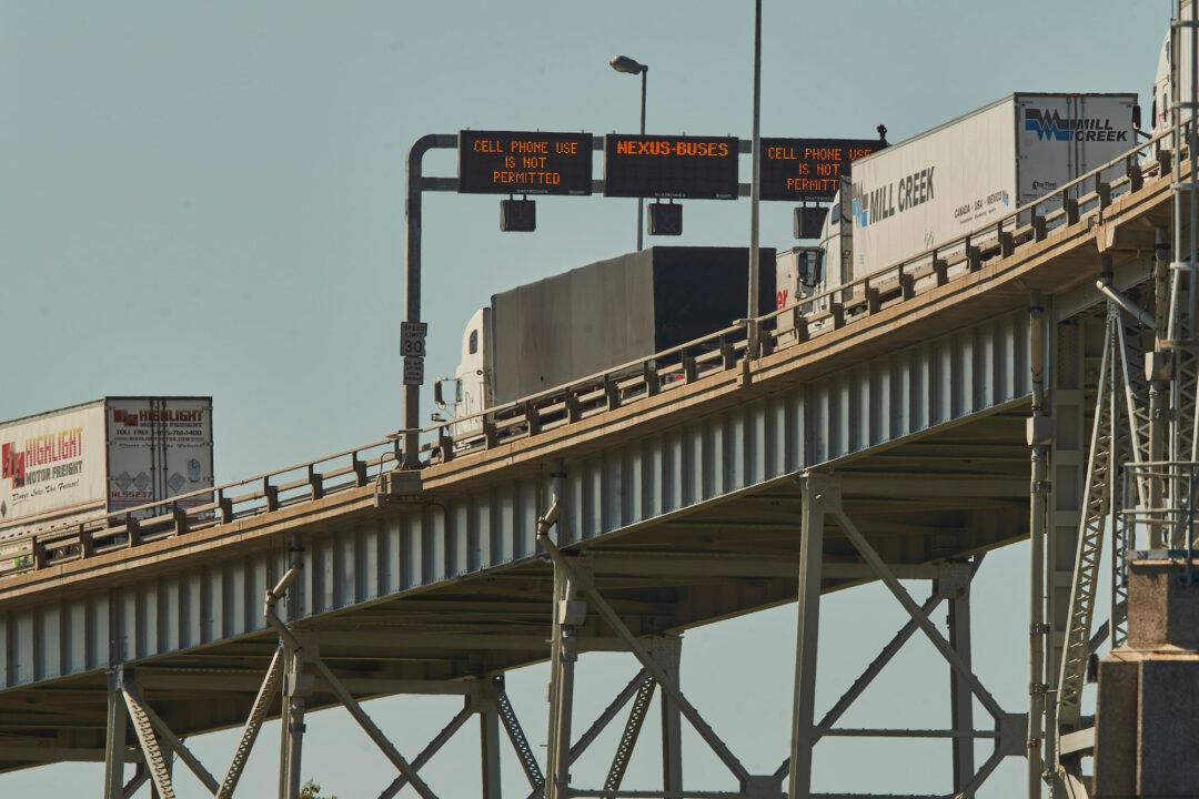 ‘It’s Misguided’: Vaccine Requirement for Truckers at Canada-US Border Disrupting Supply Chain, Critics Say