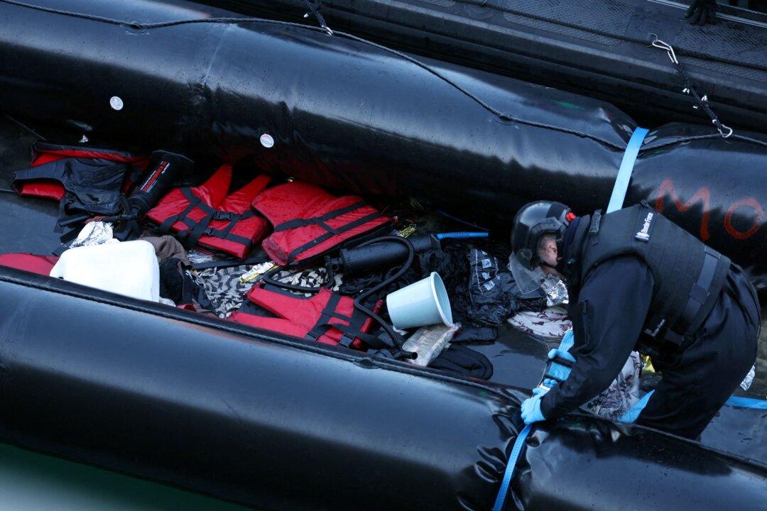 Some 30 Migrants Rescued, One Dead as Dinghy Capsizes in Channel