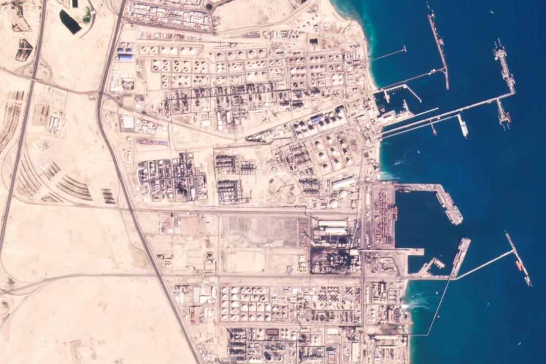 Fire at Kuwait Refinery Kills 2 and Critically Injures 5