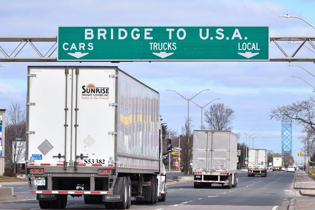 Industry Insiders Concerned Ottawa’s Vaccine Mandate on Truckers Will Lead to Driver Shortage, Empty Store Shelves