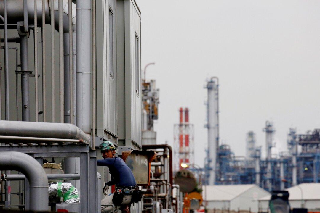 Japan Machinery Orders Rise More Than Expected, Government Welcomes Pick-Up Signs