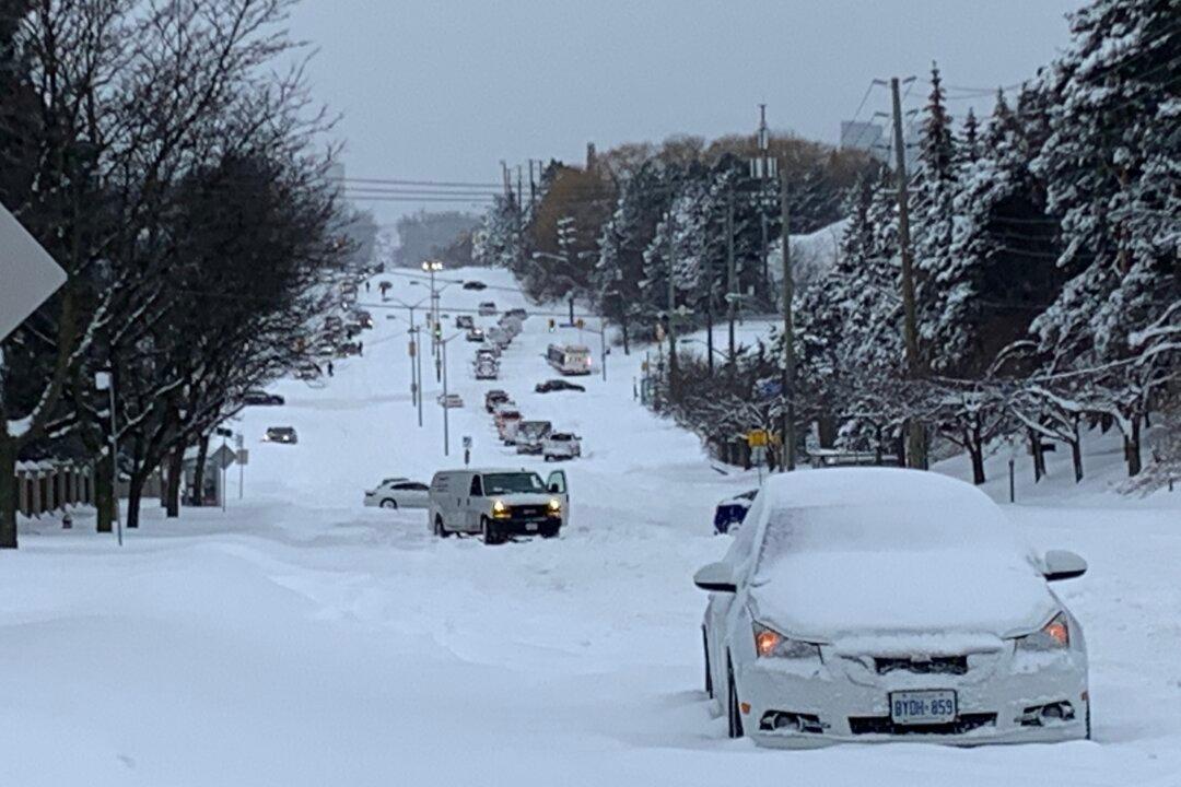 Thousands Without Power as Snowstorm Hits Ontario