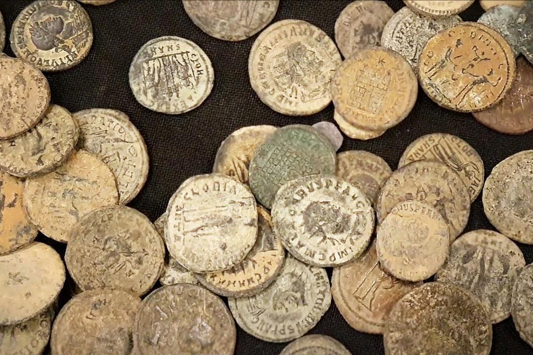 Officials Recover 1,900-Year-Old Roman Coins, Bronze Jug From Trunk of Suspicious Vehicle in Jerusalem