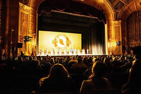 Shen Yun Performing Arts World Company's curtain call at the Detroit Opera House, on Jan. 16, 2022. (Sam Wang/The Epoch Times)