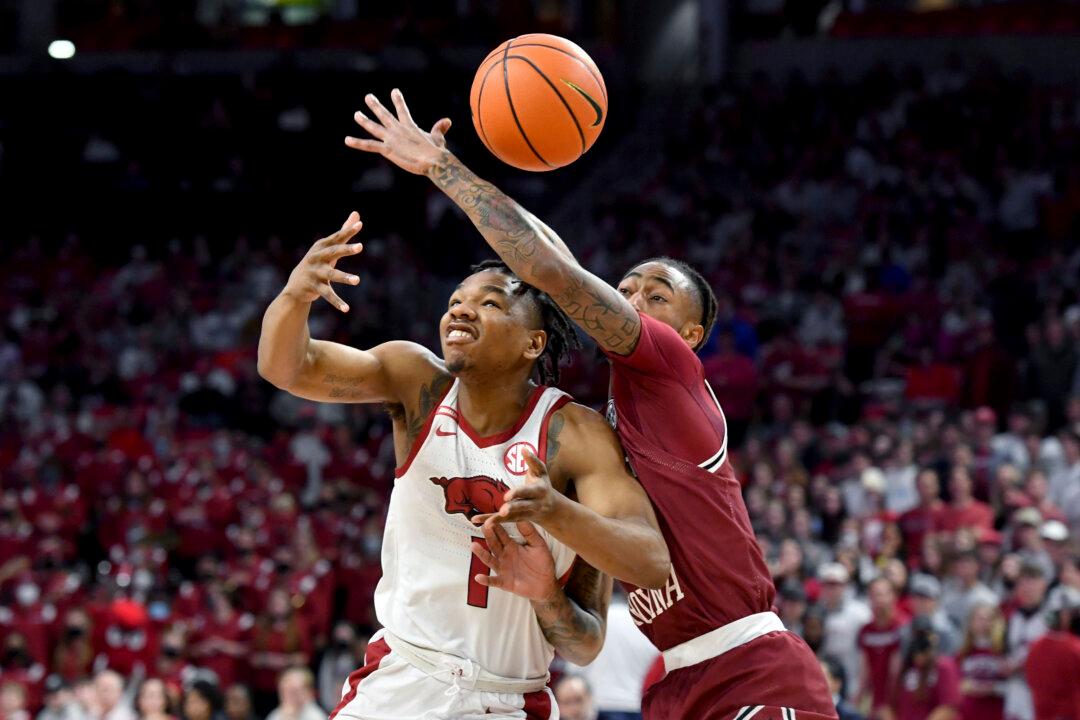 Arkansas Jumps out Early in 2nd, Beats South Carolina 75–59
