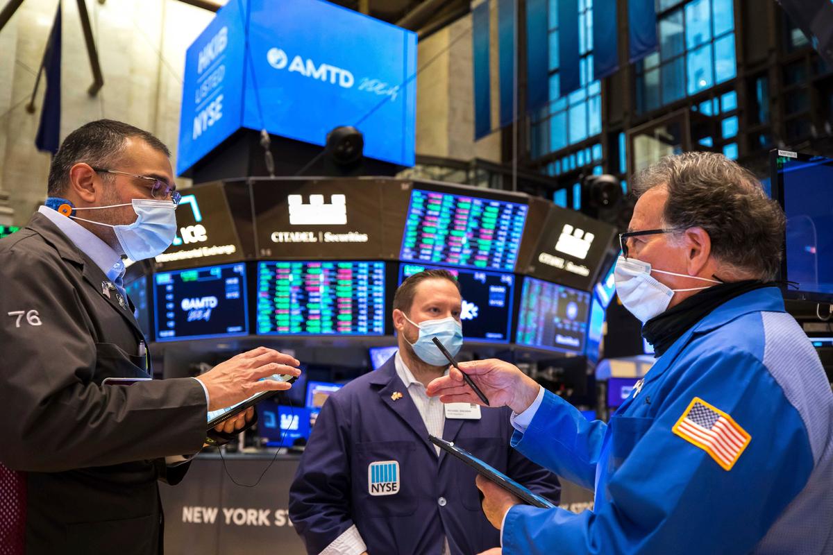 Wall Street Opens Lower as Netflix Disappoints