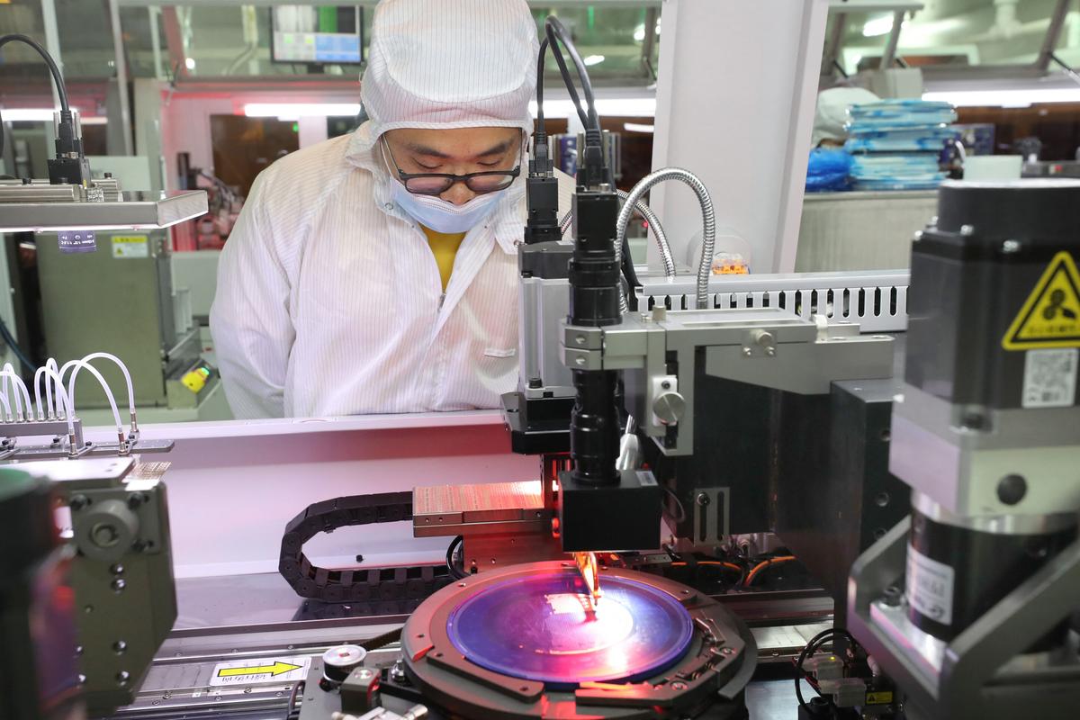 Semiconductor Plants Halted as Major Chinese Industrial City Steps Up COVID Control
