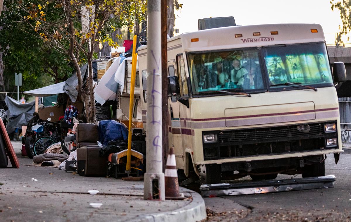 Los Angeles Bans Overnight Parking for RVs in Venice