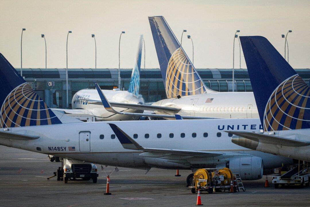 United Airlines Cuts Capacity Forecast, Flags Cost Pressure on Omicron Turmoil