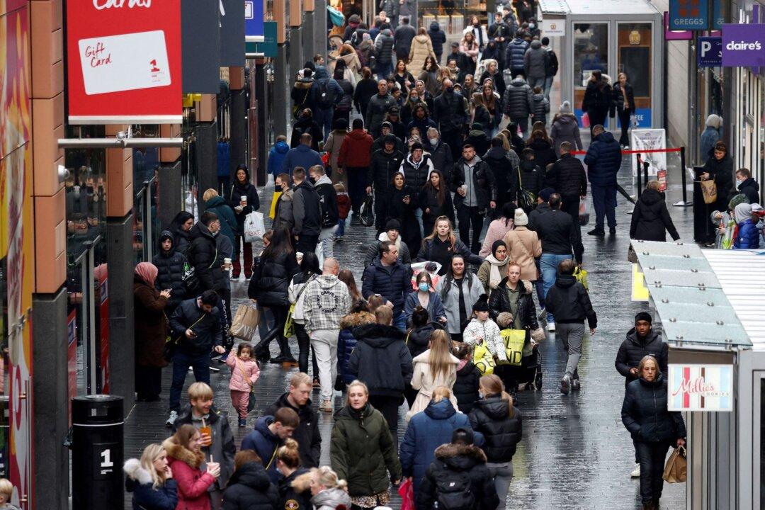 UK Shoppers Slash December Spending After Earlier Xmas Spree, Omicron