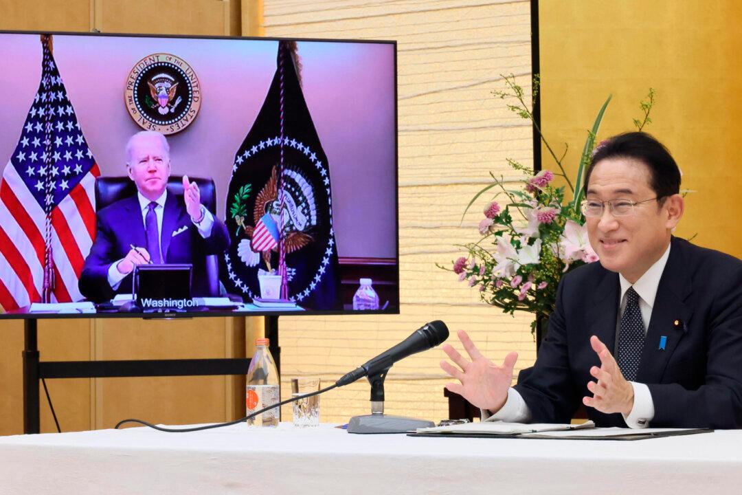 Japan Is ‘Fully Behind’ US to Deter Russian Aggression, Kishida Tells Biden