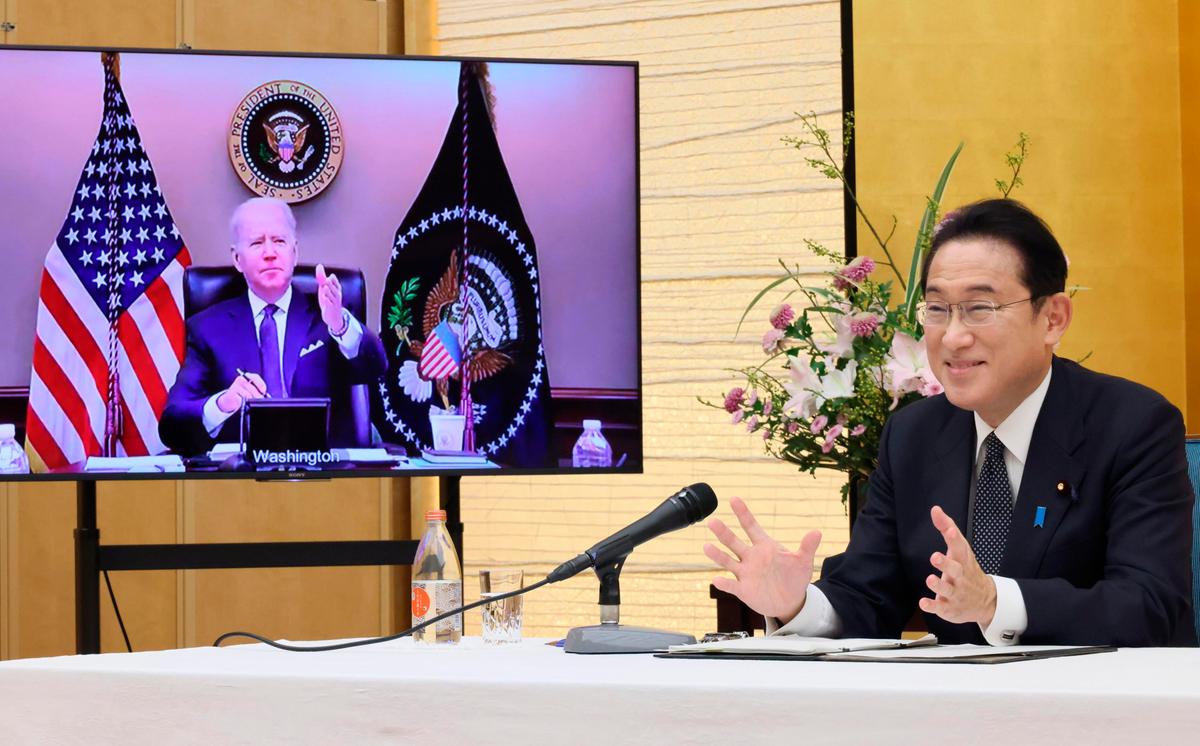 Japan Is ‘Fully Behind’ US to Deter Russian Aggression, Kishida Tells Biden