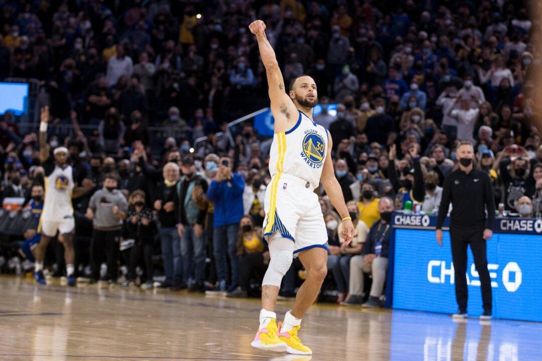 NBA Roundup: Stephen Curry’s Buzzer-Beater Sinks Rockets