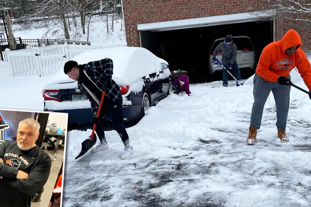 Football Coach Cancels Workout, Sends Team to Shovel Snowy Driveways for Neighbors in Need
