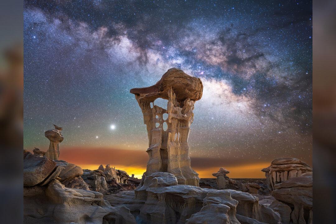 Astrophotographer Captures ‘Alien Throne’ Rock With Unbelievable Milky Way Backdrop in New Mexico Desert