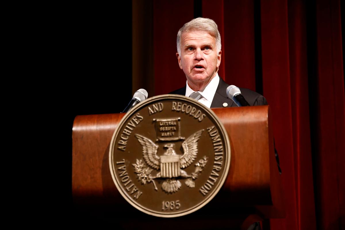 National Archives Gives Trump White House Records to Jan. 6 Committee