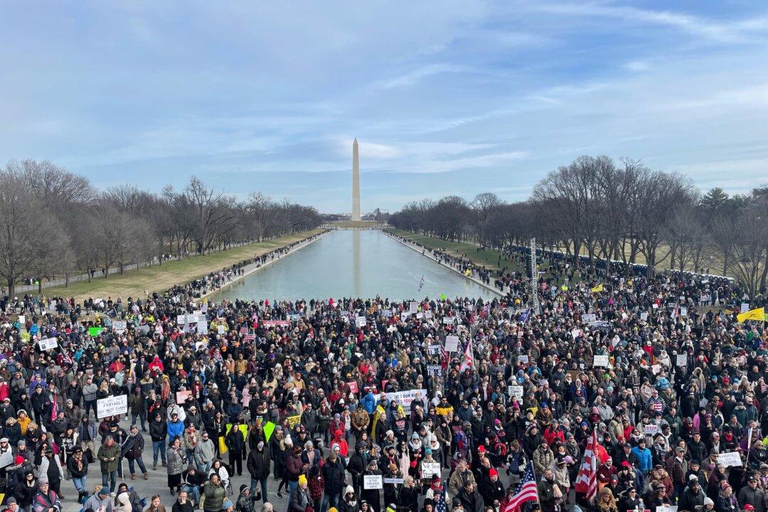 ‘Defeat the Mandates’: Thousands Protest in Washington Against Vaccine Requirements