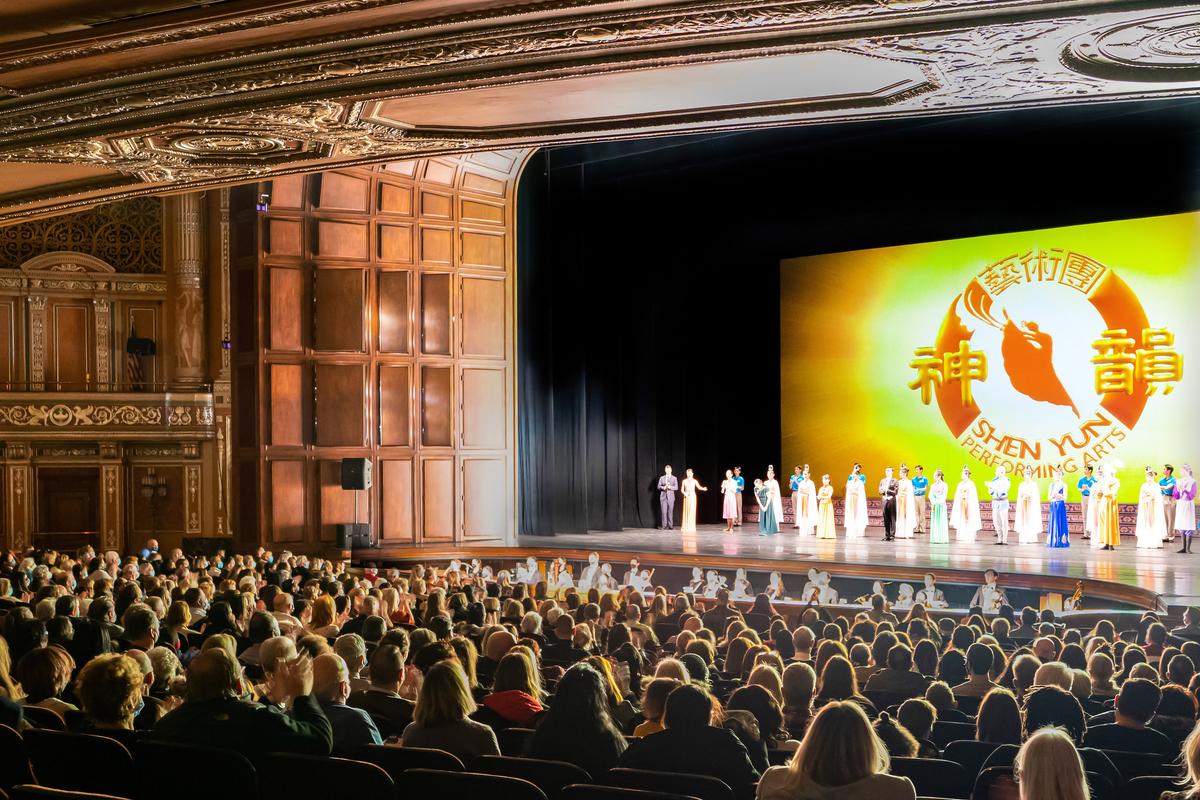 Undaunted by the Pandemic, Theatergoers Stream to Watch Shen Yun