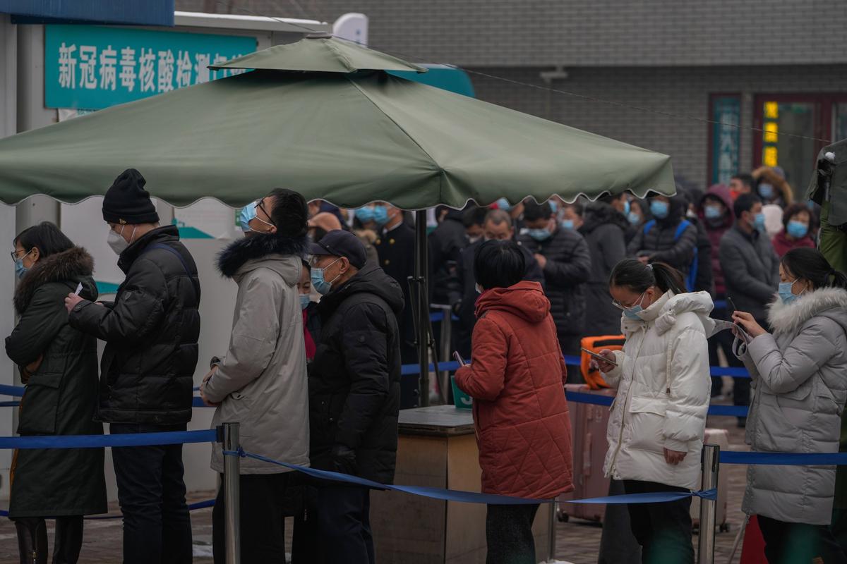 Thousands of Beijing Citizens Take COVID Test in Bitter Cold in Order to Restore Their Health Code