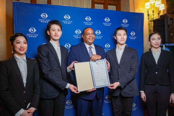Pittsburgh Mayor Ed Gainey presenting Shen Yun Performing Arts with a formal proclamation welcoming them to Pittsburgh. (NTD)
