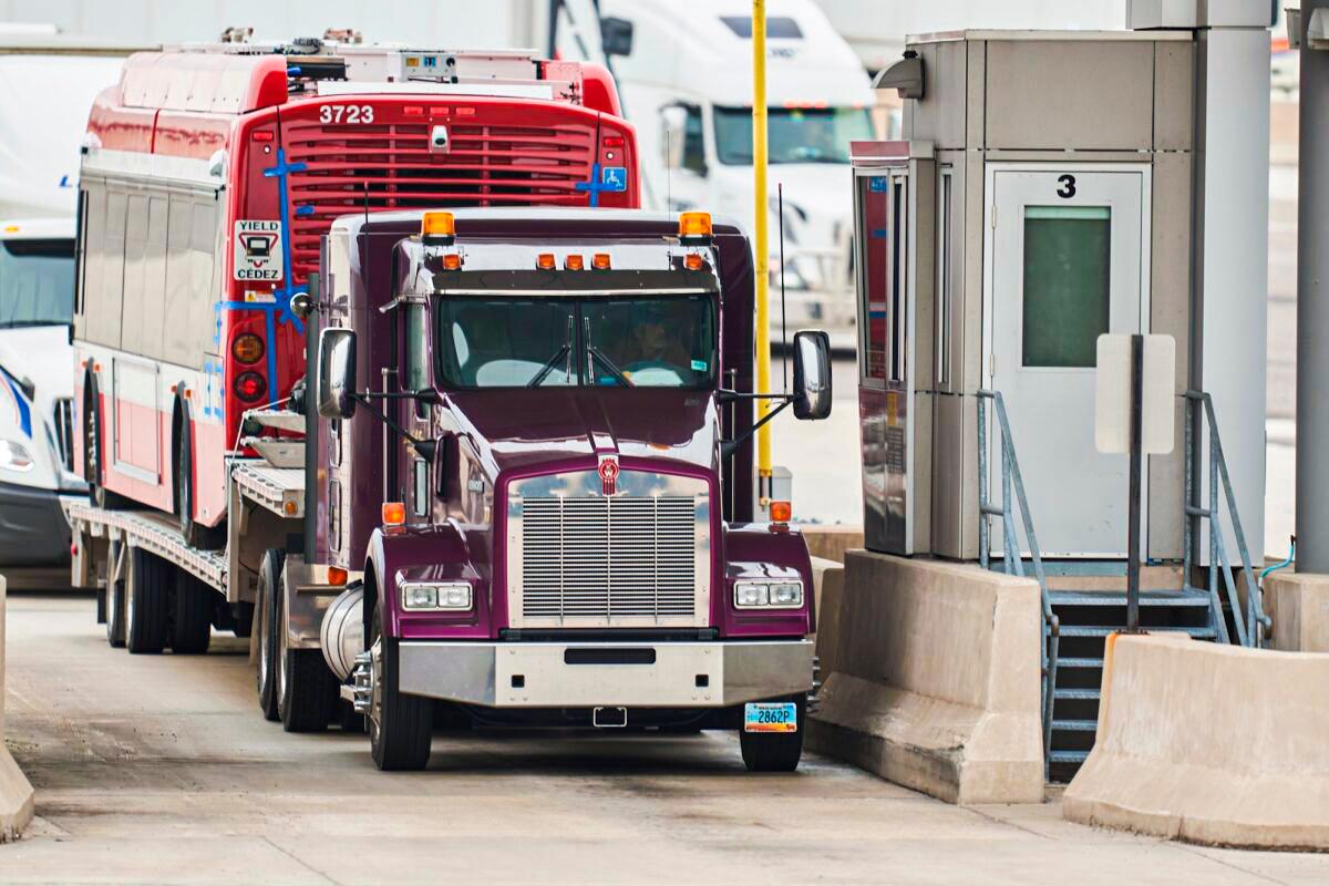 Republicans Introduce Bill to End COVID Vaccine Mandate for Truckers Crossing US-Canada Border
