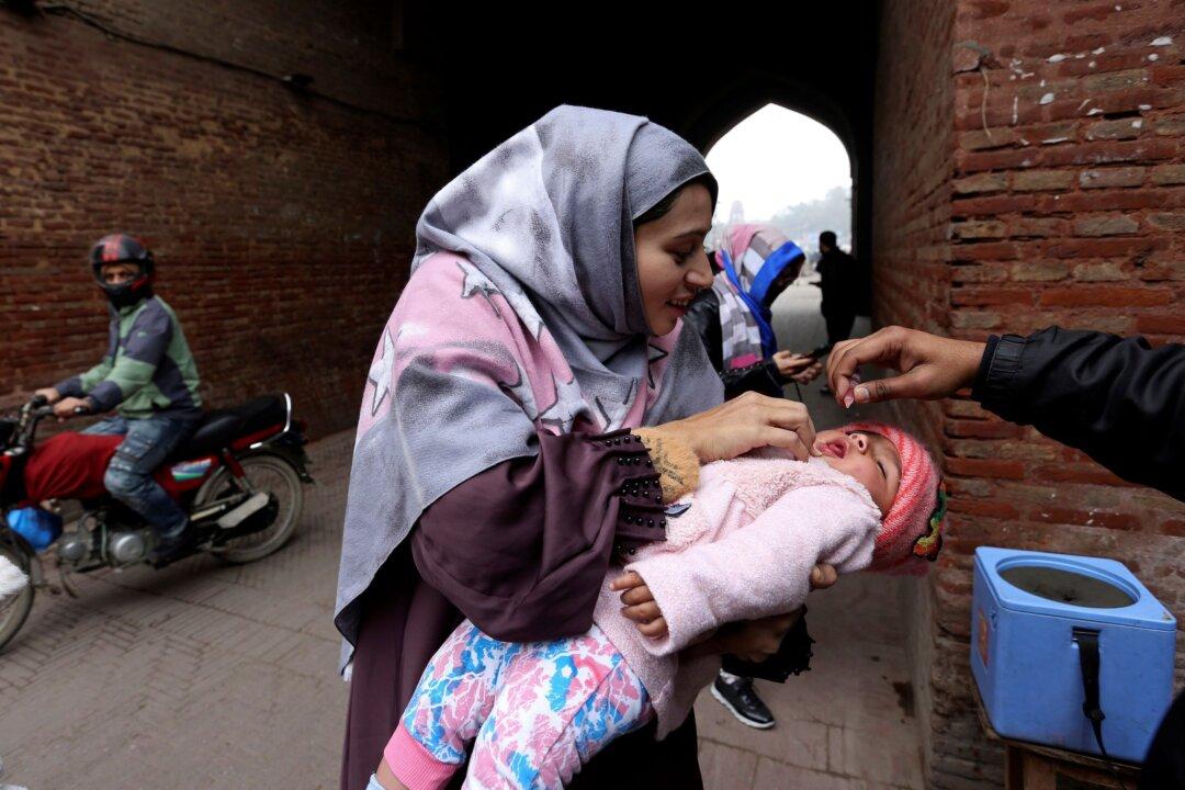 Gunmen Kill Pakistani Policeman Guarding Polio Workers