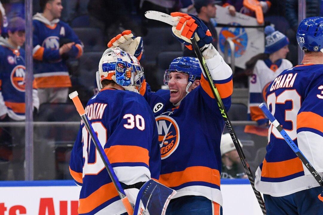 NHL Roundup: Flyers’ Keith Yandle Sets Ironman Mark, but Isles Get Win