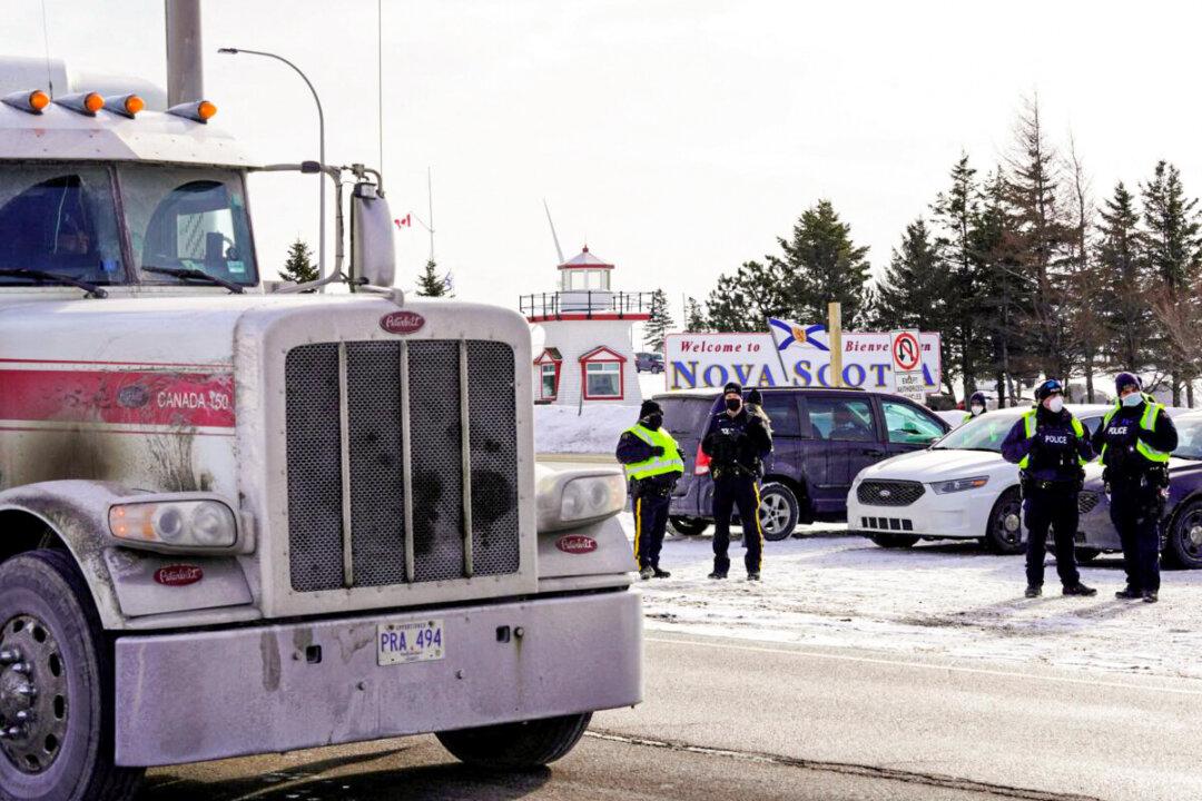 GoFundMe Withholding Over $5 Million Raised by Truckers Protesting Vaccine Mandate: Spokesperson
