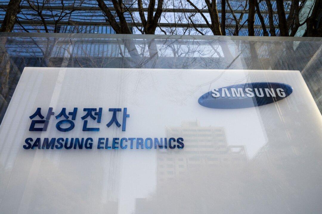 Samsung Unveils New Phones as Premium Market Share Shrinks
