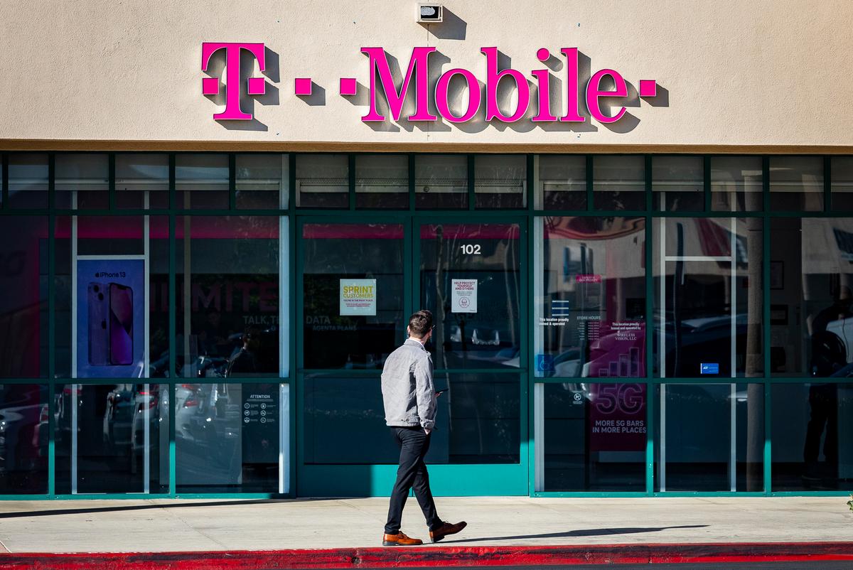 Suspect Arrested, 2 Still at Large in Fountain Valley Smash-and-Grab Robbery