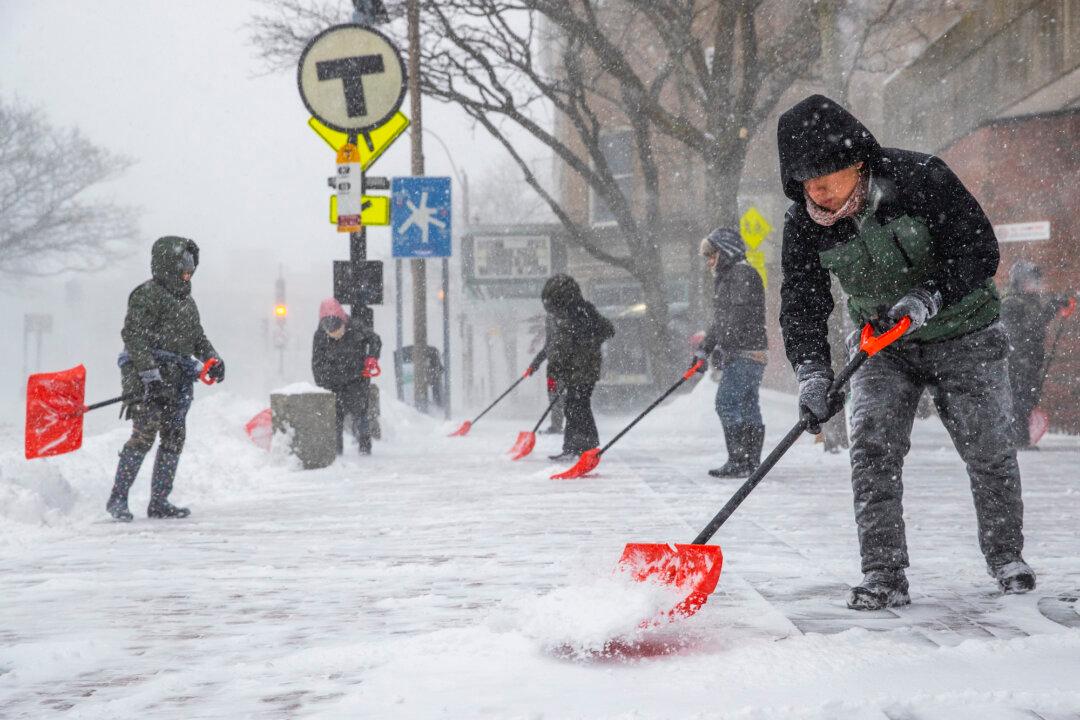 Winter Storm Kenan Slams East Coast, Bringing Blizzard Conditions, Snarling Travel