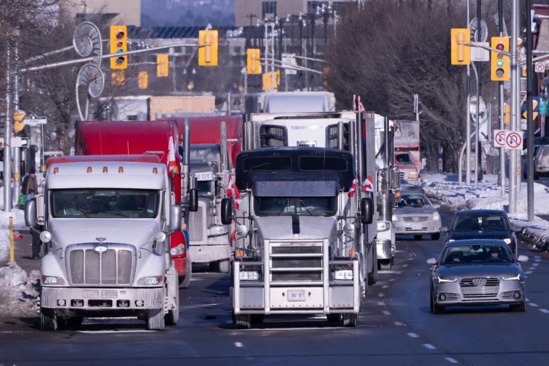 Alberta Convoy Blocks Canada-US Border in Support of Protests in Ottawa