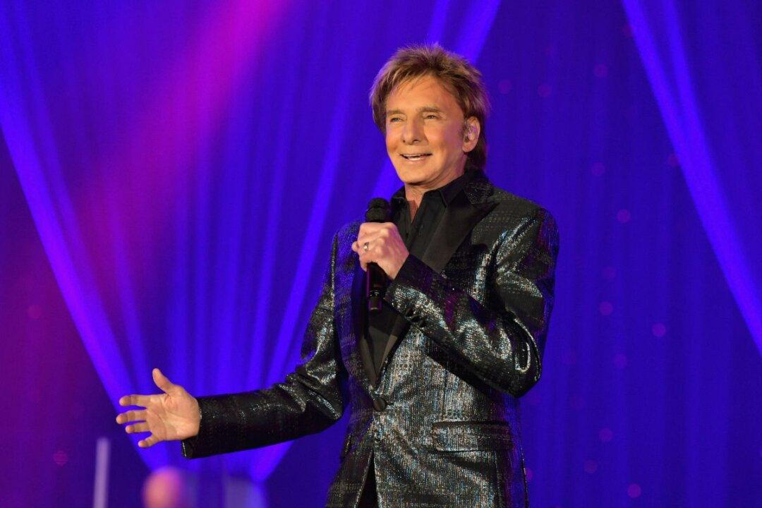 Barry Manilow Speaks Out After Being Dragged Into Joe Rogan-Neil Young Controversy