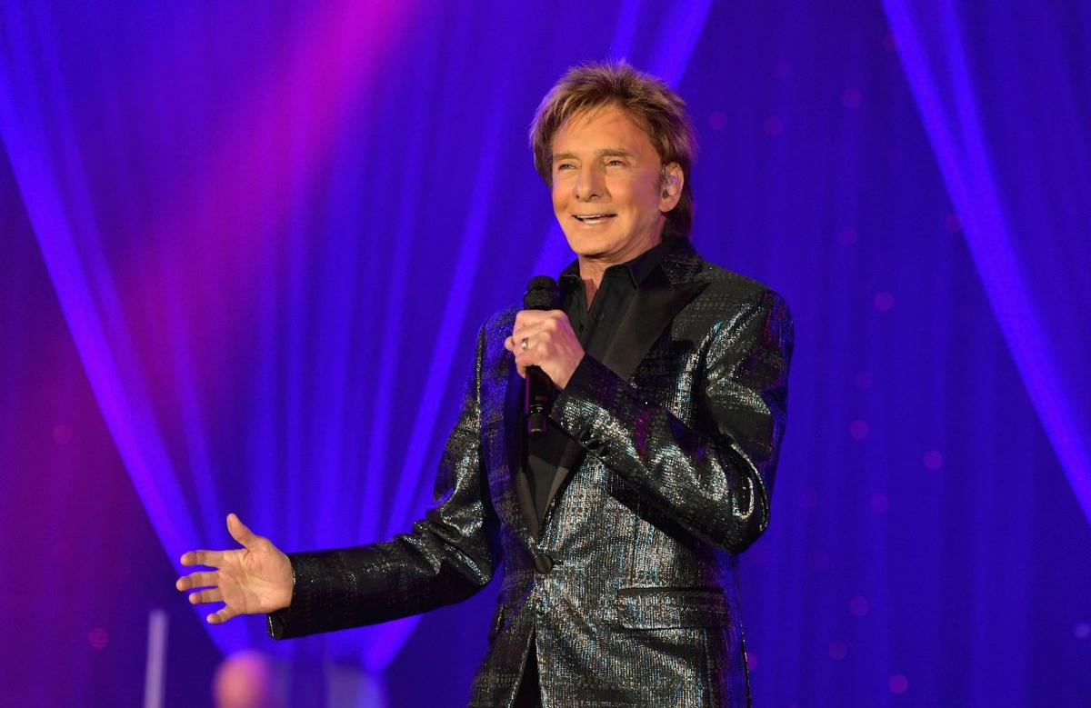 Barry Manilow Speaks Out After Being Dragged Into Joe Rogan-Neil Young Controversy