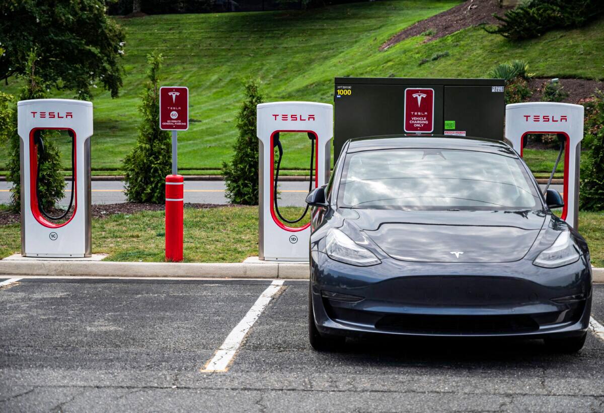 Cars charge at a Tesla supercharging station. (Andrew Caballero-Reynolds/AFP via Getty Images)