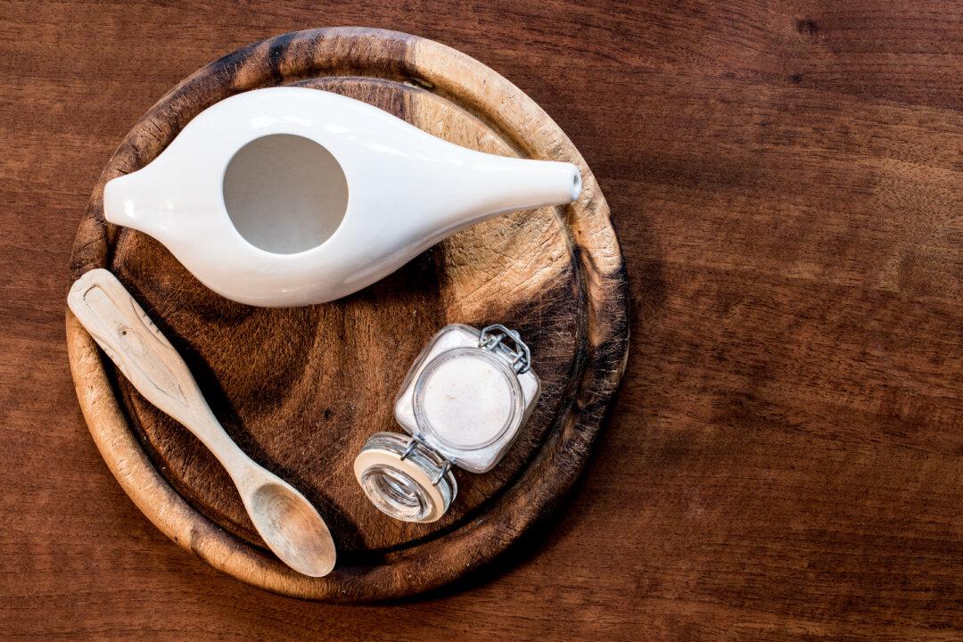 The Risks & Benefits of Neti Pot Nasal Irrigation