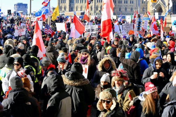 People gather in Parliament Hill as the trucker convoy protesting COVID-19 mandates and restrictions stages demonstrations in Ottawa on Jan. 29, 2022. (Jonathan Ren/The Epoch Times)