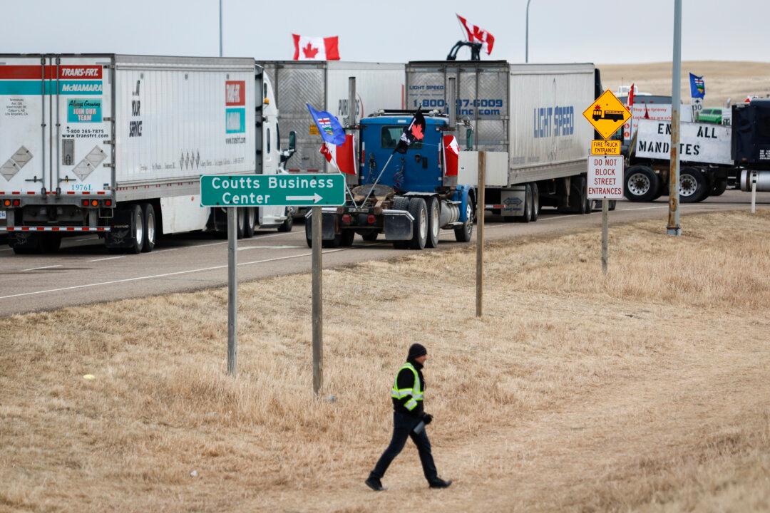 RCMP Tow Trucks Move In on Alberta Convoy at Canada-US Border