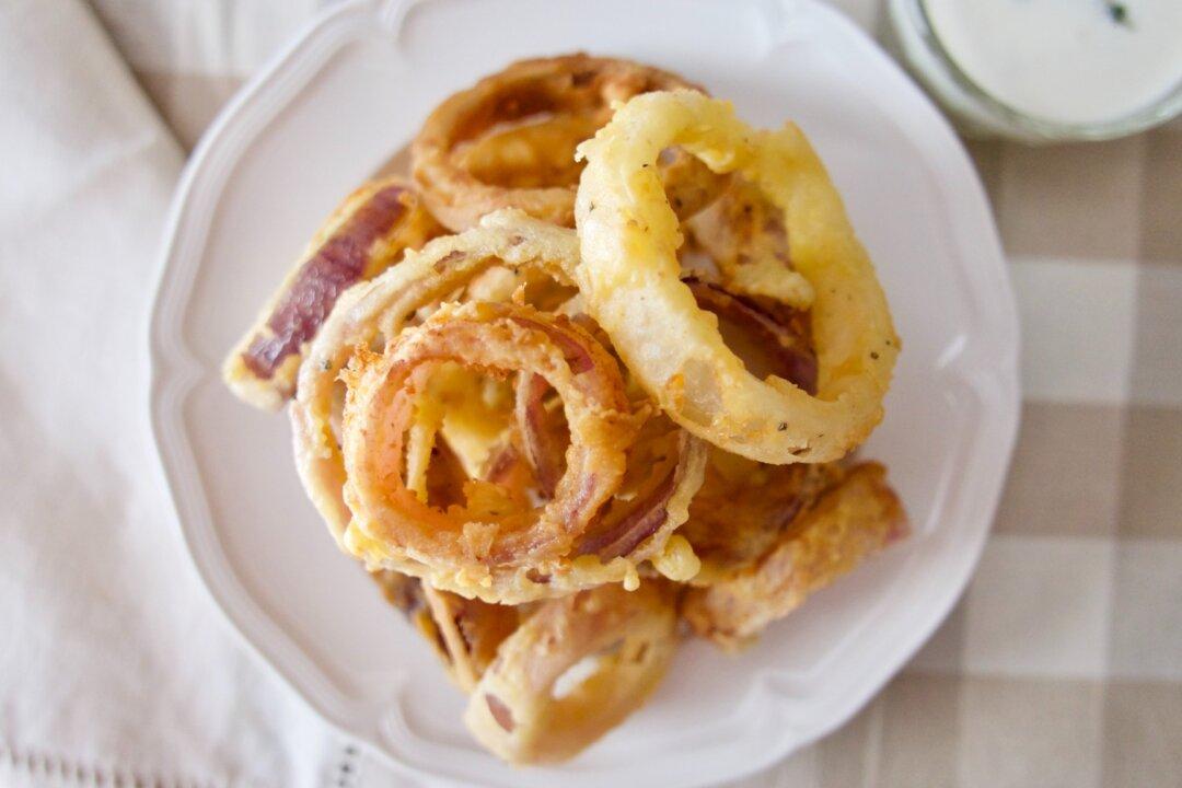 Buttermilk Fried Onion Rings With Buttermilk Dipping Sauce