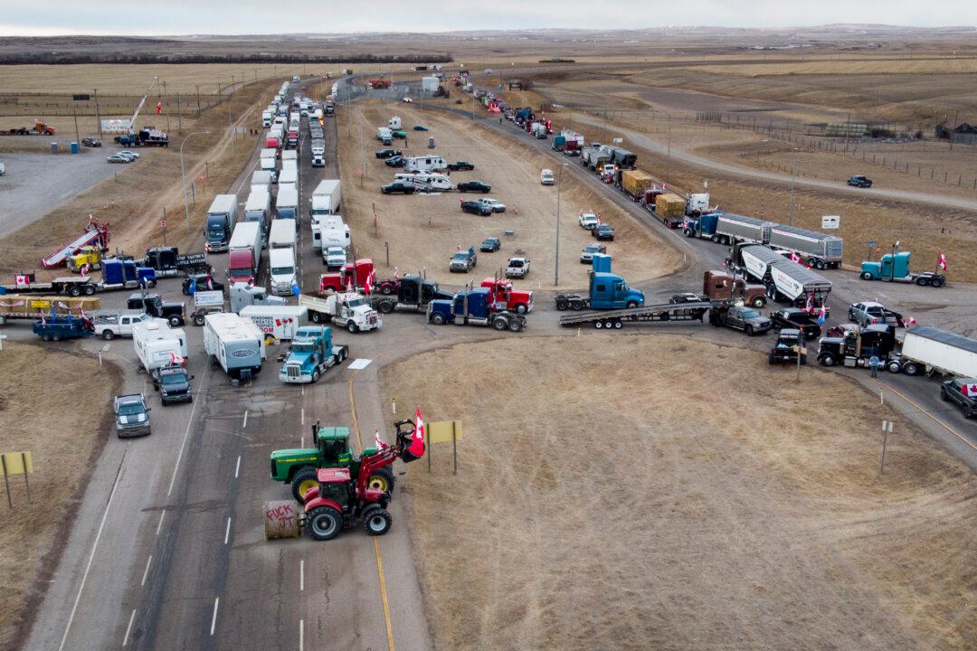 RCMP Begins Removing Protesters, Vehicles, as Truck Blockade at Canada-US Border