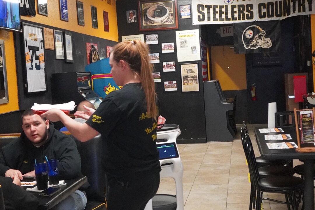 Robot Assists With Serving Duties at Florida Restaurant