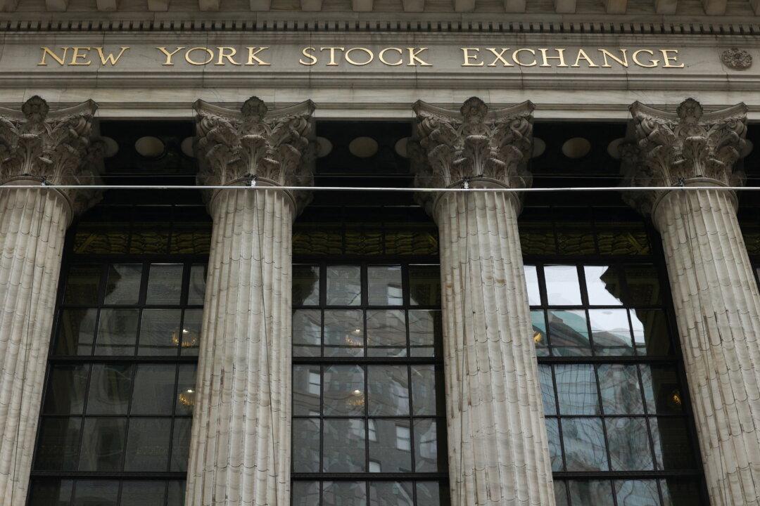 S&P 500 Ends Lower as West Hits Russia With Sanctions