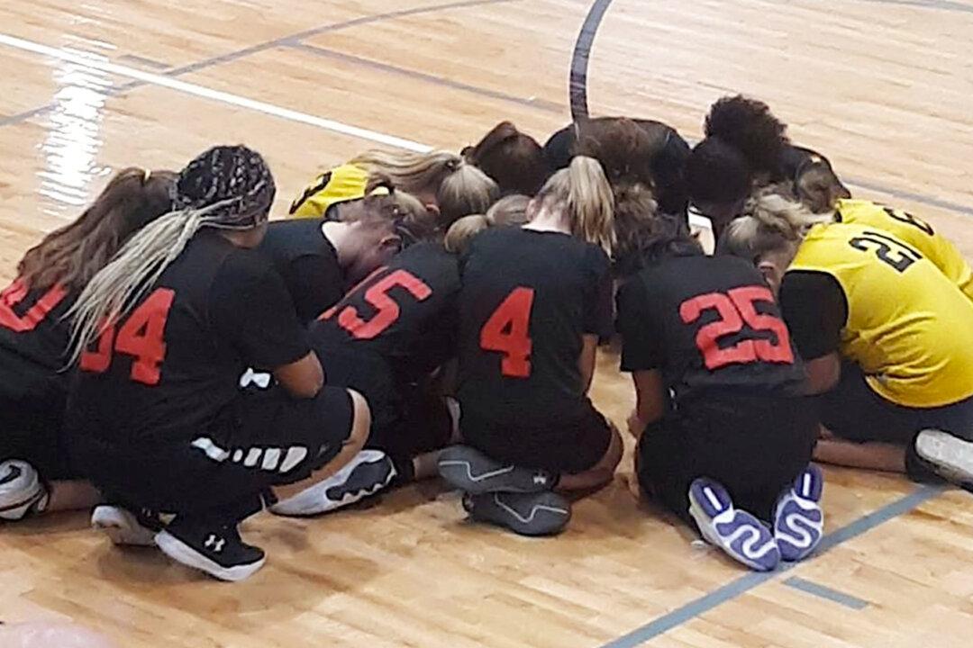 Opposing Youth Basketball Teams Pray Together for a Player’s Grandfather Who Fell Ill at a Game